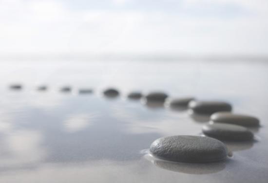 piedras-grises-agua-relax.jpg