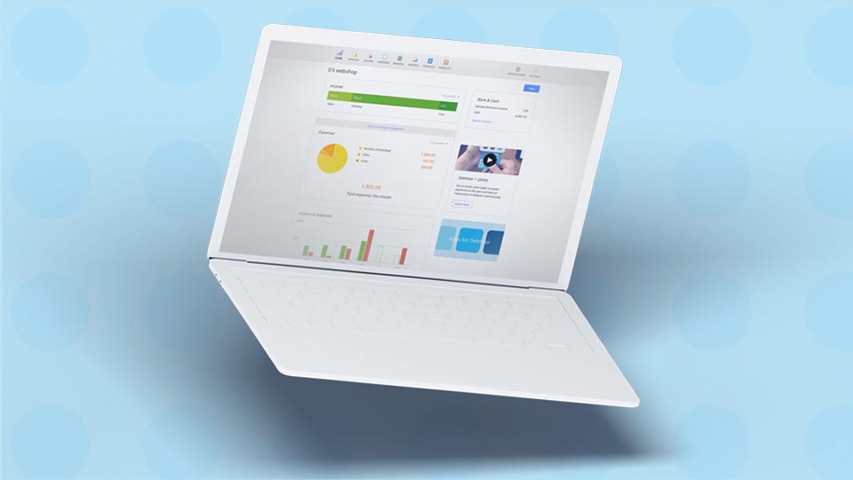 Portatil de Mac o Macbook con la interfaz de Debitoor, un programa de facturación